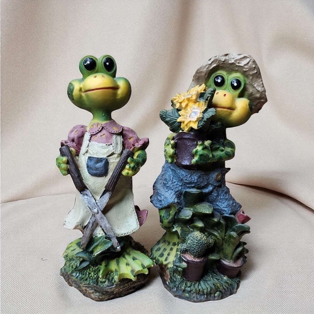 Vintage Spotted Bullfrog Farmer And Wife Garden Frog Statues 7 Inches High